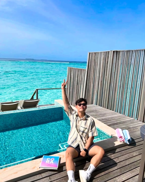 Foto von Cora Cora Maldives vom 14. Juli 2026. Zeigt möglicherweise Liegestuhl, Pool, Ozean, Cabana und Text.