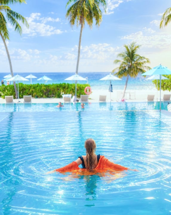 Foto di Cora Cora Maldives a Cora Cora Maldives. Potrebbe essere un'immagine di nuoto, piscina, cabana e testo.