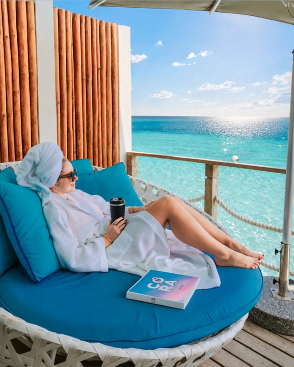 Foto von Cora Cora Maldives in Cora Cora Maldives. Könnte ein Bild von Handtuch, Liegestuhl, Bademantel, Chaiselongue, Cabana und Text sein.