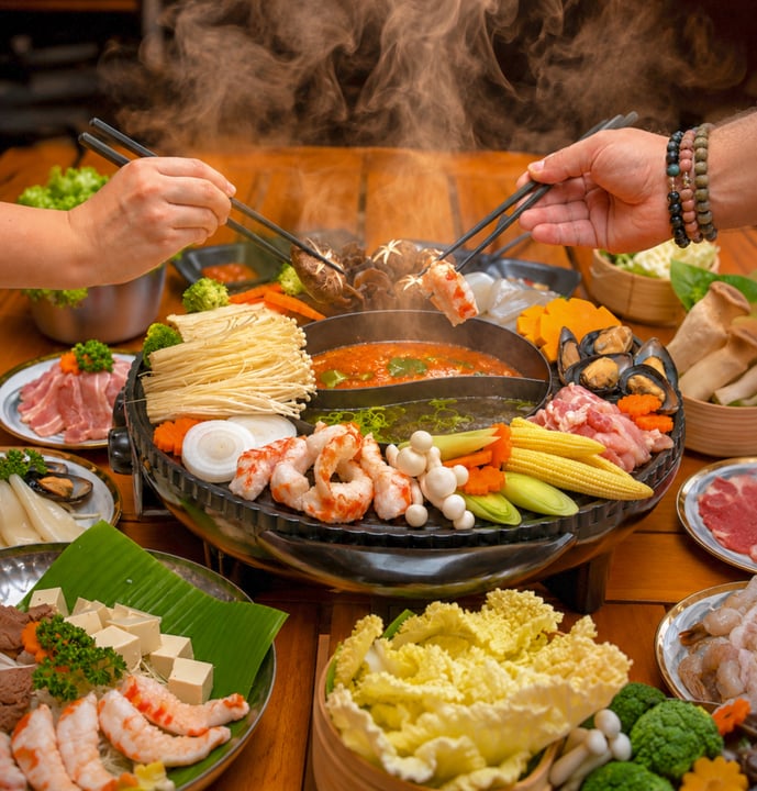 Foto von Cora Cora Maldives in Cora Cora Maldives. Könnte ein Bild von Fondue, Hot Pot, Grillrestaurant, Topf, Gemüse, Garnelen, Dampfgarer, Buffet und Text sein.