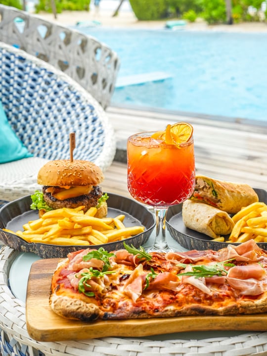 Nager. Grignoter. Recommencer. 💦🍕🍹

Car les meilleures journées à la piscine et à la plage s'accompagnent de vos bouchées préférées à portée de main. Prenez une pizza, un burger, ou quelque chose de rafraîchissant, puis retournez directement à la piscine ou