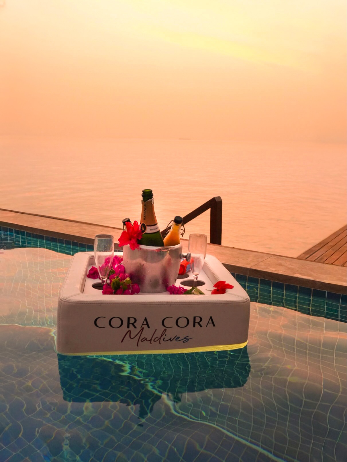 Foto di Cora Cora Maldives del 09 settembre 2026. Potrebbe essere un'immagine di champagne, lettino, orizzonte, piscina, cabana e testo.