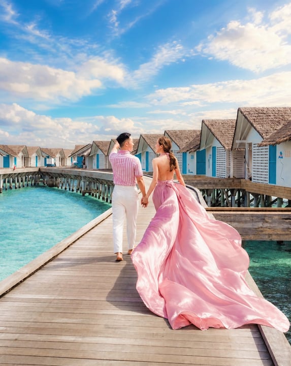 Foto di Cora Cora Maldives a Cora Cora Maldives. Potrebbe essere un'immagine di abito, vestito, matrimonio e testo.