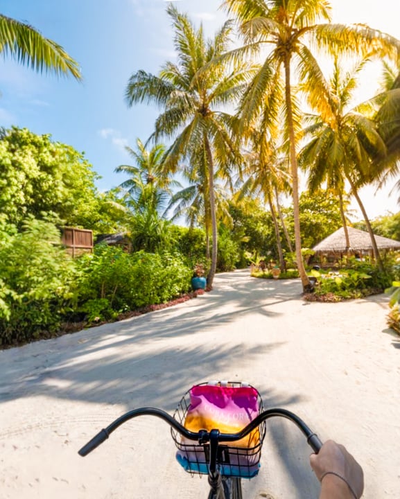 Foto di Cora Cora Maldives a Cora Cora Maldives. Potrebbe essere un'immagine di bicicletta, scooter, spiaggia, palme e testo.