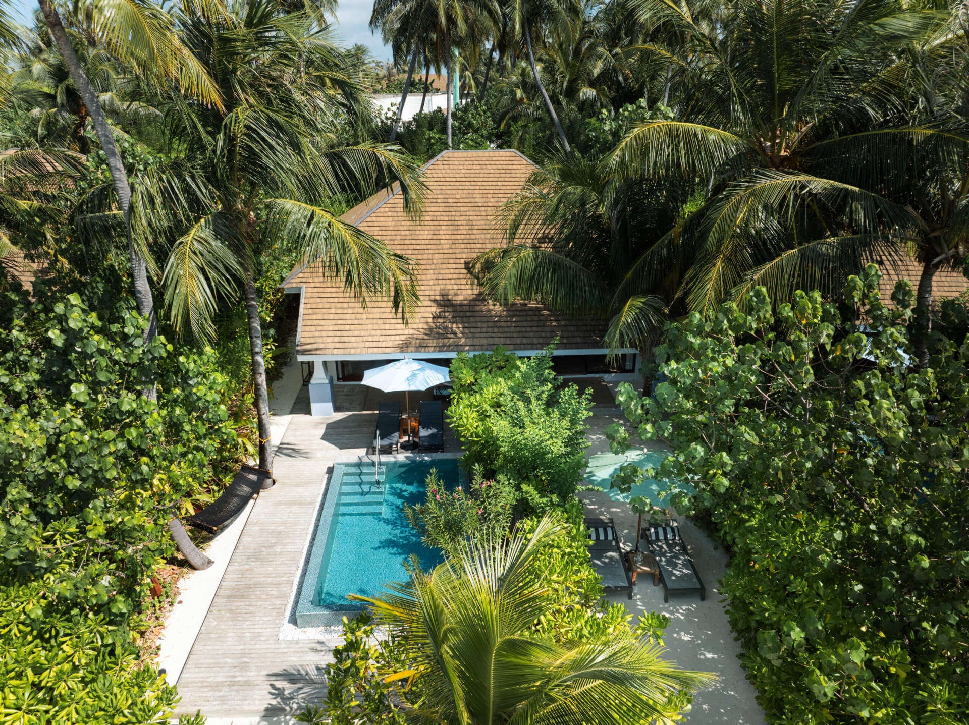Luftaufnahme einer 2 Bedroom Beach Villa with Pool mit Pool im SAii Lagoon Maldives, Curio Collection by Hilton