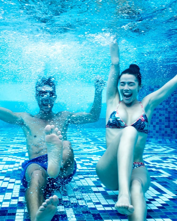 Foto di SunRay Social & Swim Club presso SunRay Social & Swim Club con @crossroadsmaldives e @saiilagoonmaldives. Potrebbe essere un'immagine di nuoto, piscina e testo.