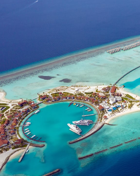Foto condivisa da S Hotels & Resorts il 19 settembre 2026 con tag @crossroadsmaldives, @saiilagoonmaldives e @hardrockhotelmaldives. Potrebbe essere un'immagine di nuoto e testo.