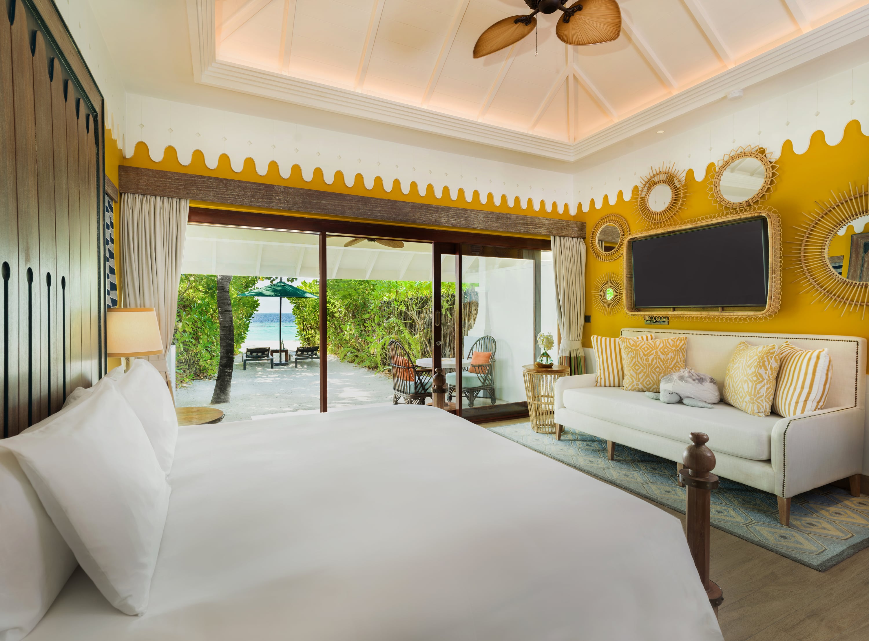 Schlafzimmer mit Kingsize-Bett einer Beach Villa im SAii Lagoon Maldives, Curio Collection by Hilton