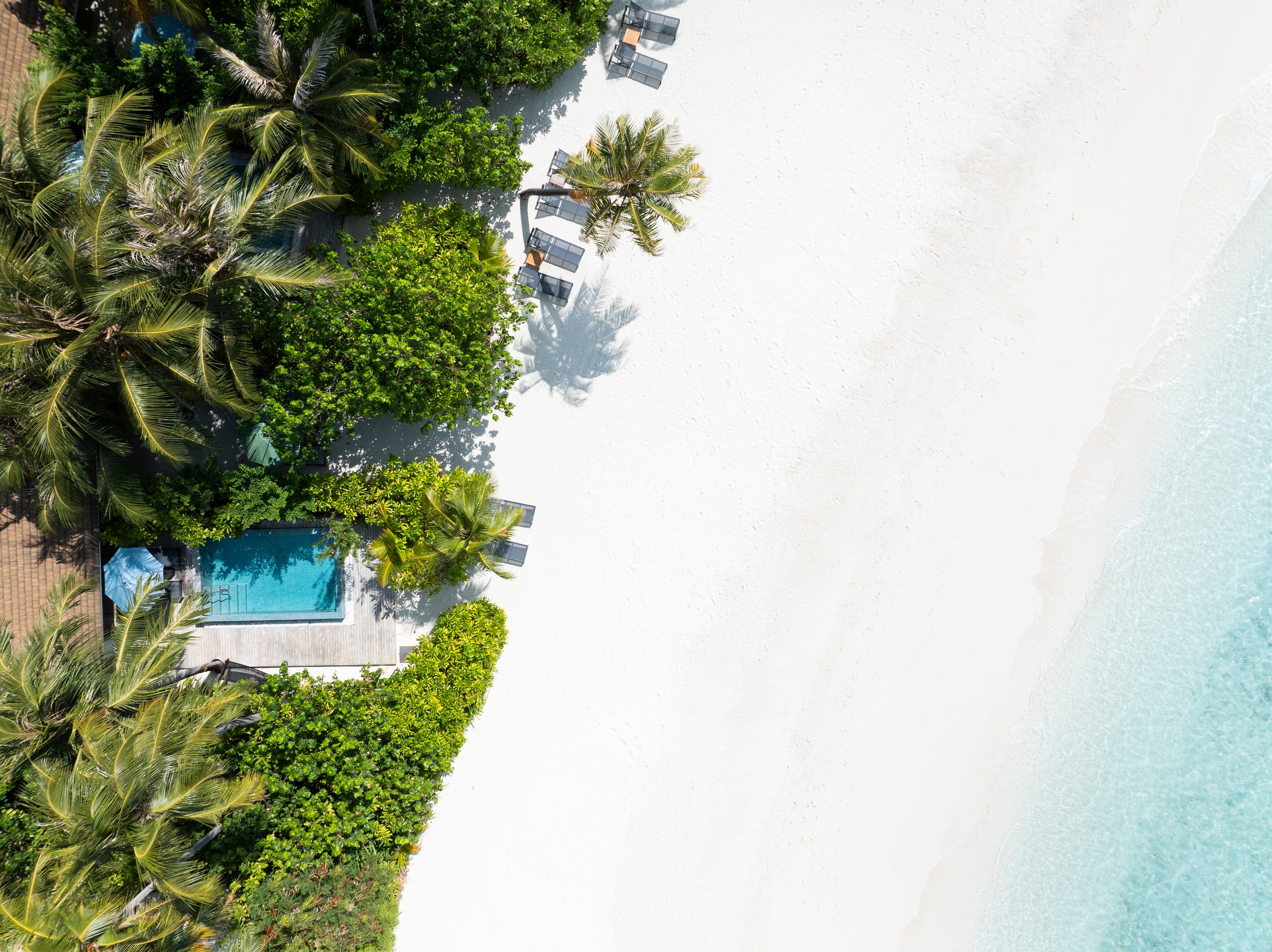 Luftaufnahme einer Beach Villa mit Pool im SAii Lagoon Maldives, Curio Collection by Hilton