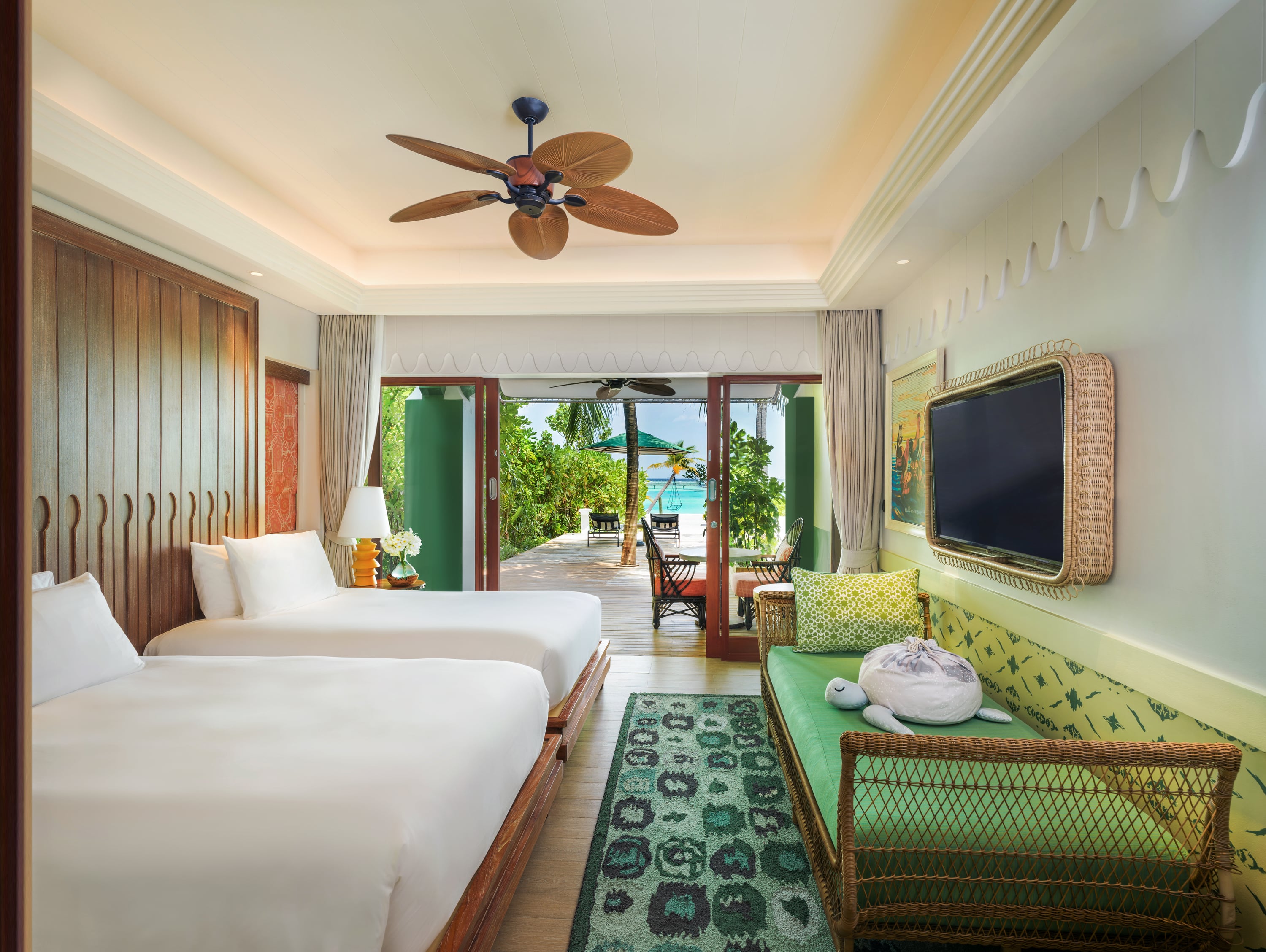 Schlafzimmer eines Beach Room im SAii Lagoon Maldives, Curio Collection by Hilton