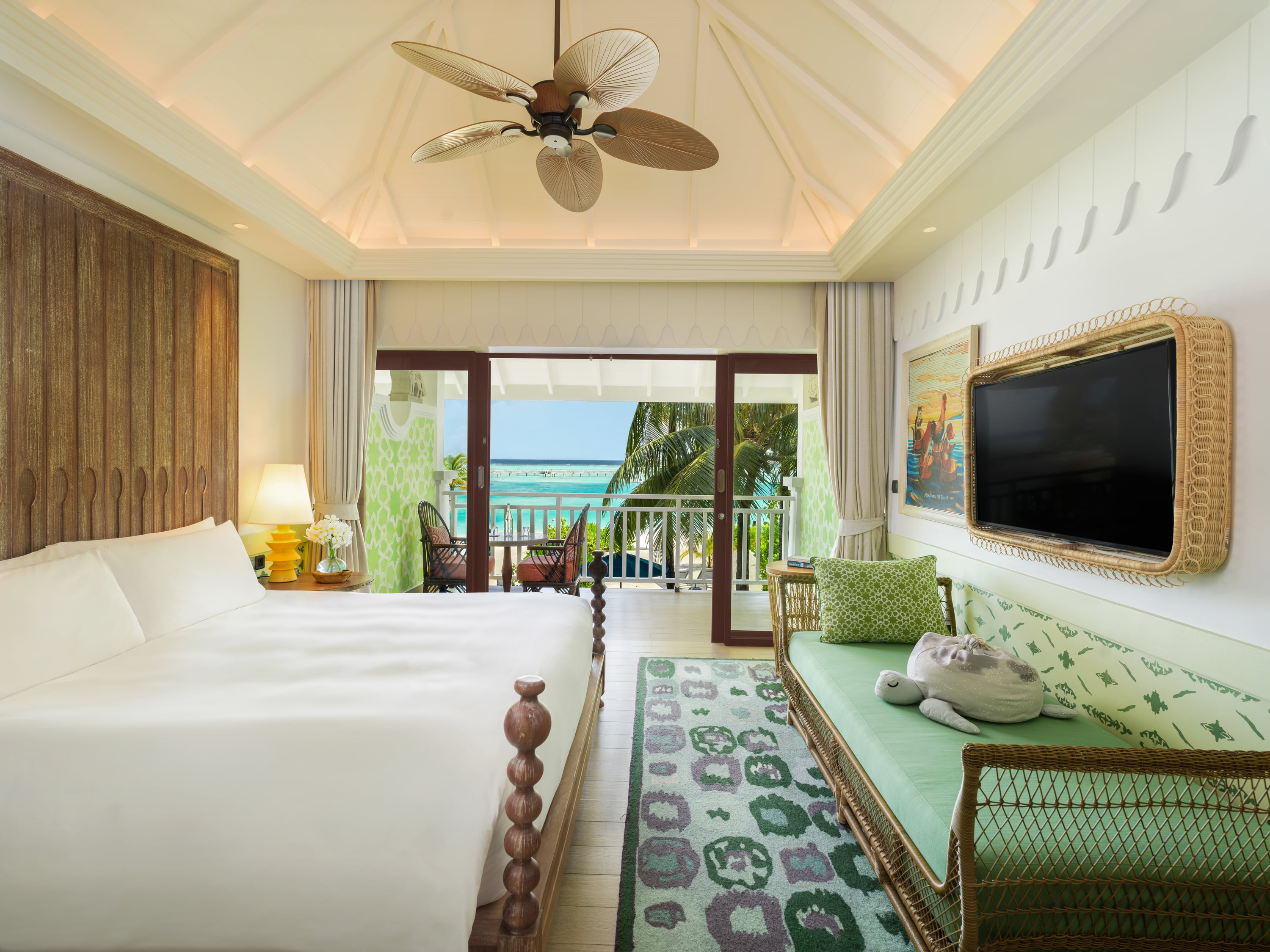 Schlafzimmer eines Sky Room mit Blick zum Balkon und zur Lagune im SAii Lagoon Maldives, Curio Collection by Hilton