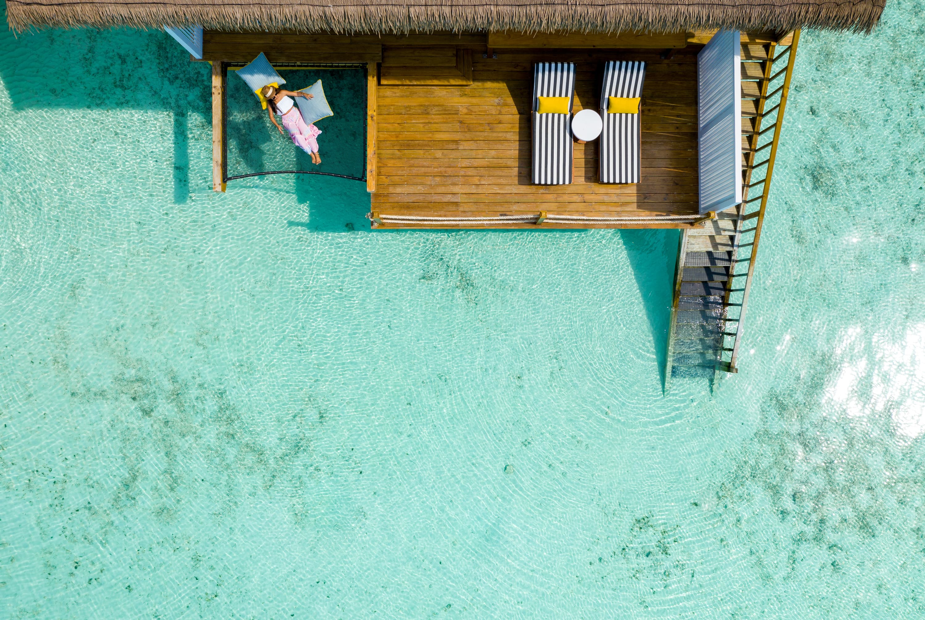 Luftaufnahme einer Wasservilla im SAii Lagoon Maldives, Curio Collection by Hilton