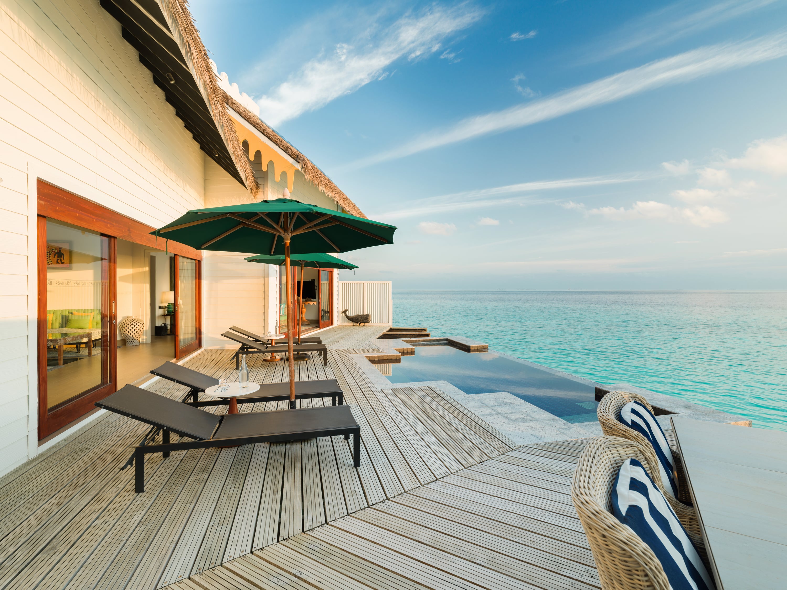 Außenterrasse einer Two Bedroom Overwater Villa with Pool im SAii Lagoon Maldives, Curio Collection by Hilton