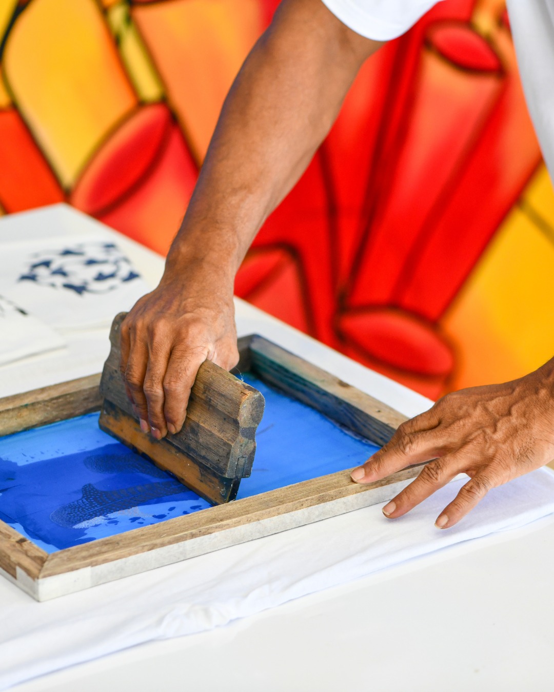 Rencontrez Abdullah Shakeeb, notre artiste résident, qui transforme l'inspiration insulaire en œuvres d'art pleines de sens. À travers la créativité, le savoir-faire et des matériaux durables, chaque pièce raconte une histoire inspirée par l