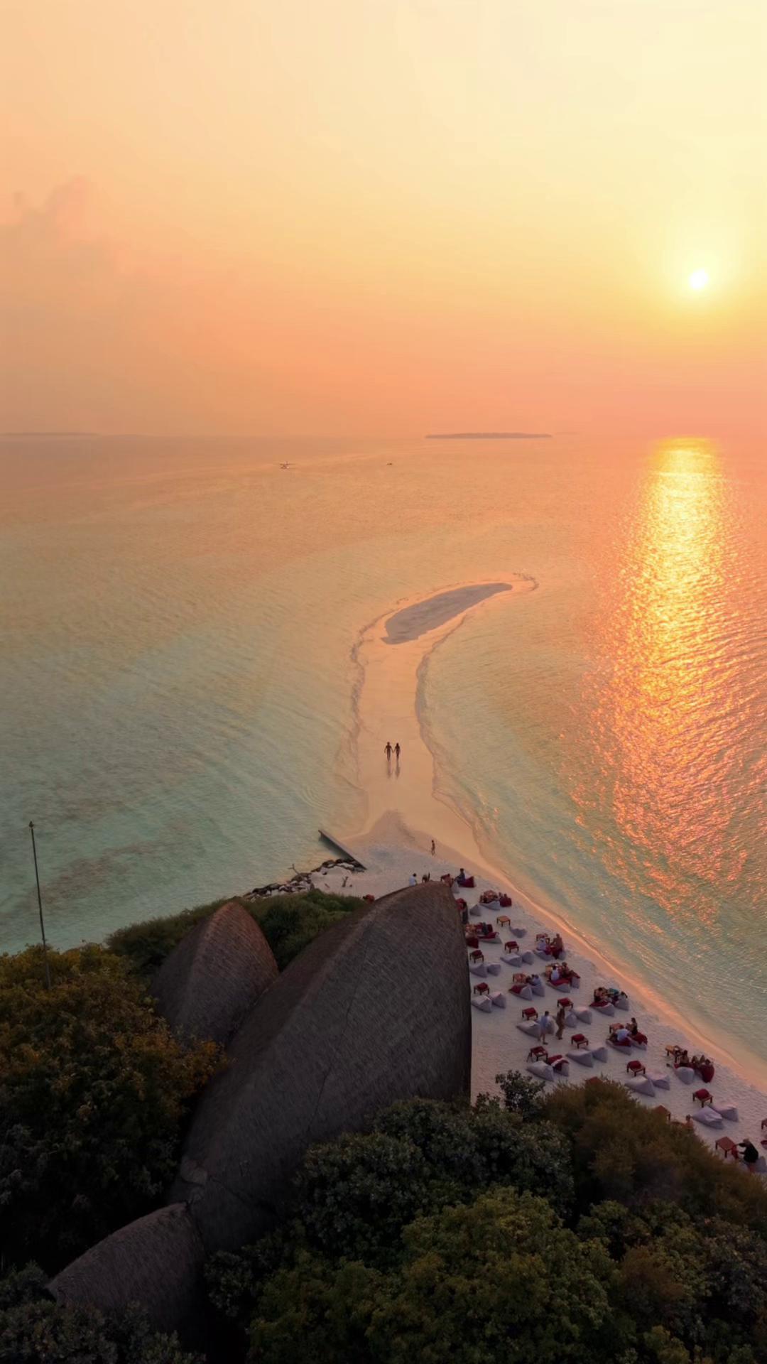 Die Sonne mag untergehen, aber manche Momente verblassen nie. Endlose Horizonte und die Art von Gesellschaft, die die Zeit stillstehen lässt. Markieren Sie Ihren Sonnenuntergangsmenschen! 🌅

#NivaDhigali #SunsetLovers #Paradise #Sunset #VisitMald
