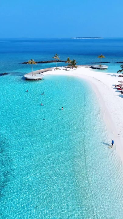 National Beach Day, auf die Art von Niva Dhigali. 🌊 Die einen hier zum Schnorcheln. Die anderen zum Schwimmen. Manche einfach, um sich zurückzulehnen und die Insel atmen zu lassen. Und irgendwie findet hier jeder sein eigenes kleines Stück Paradies