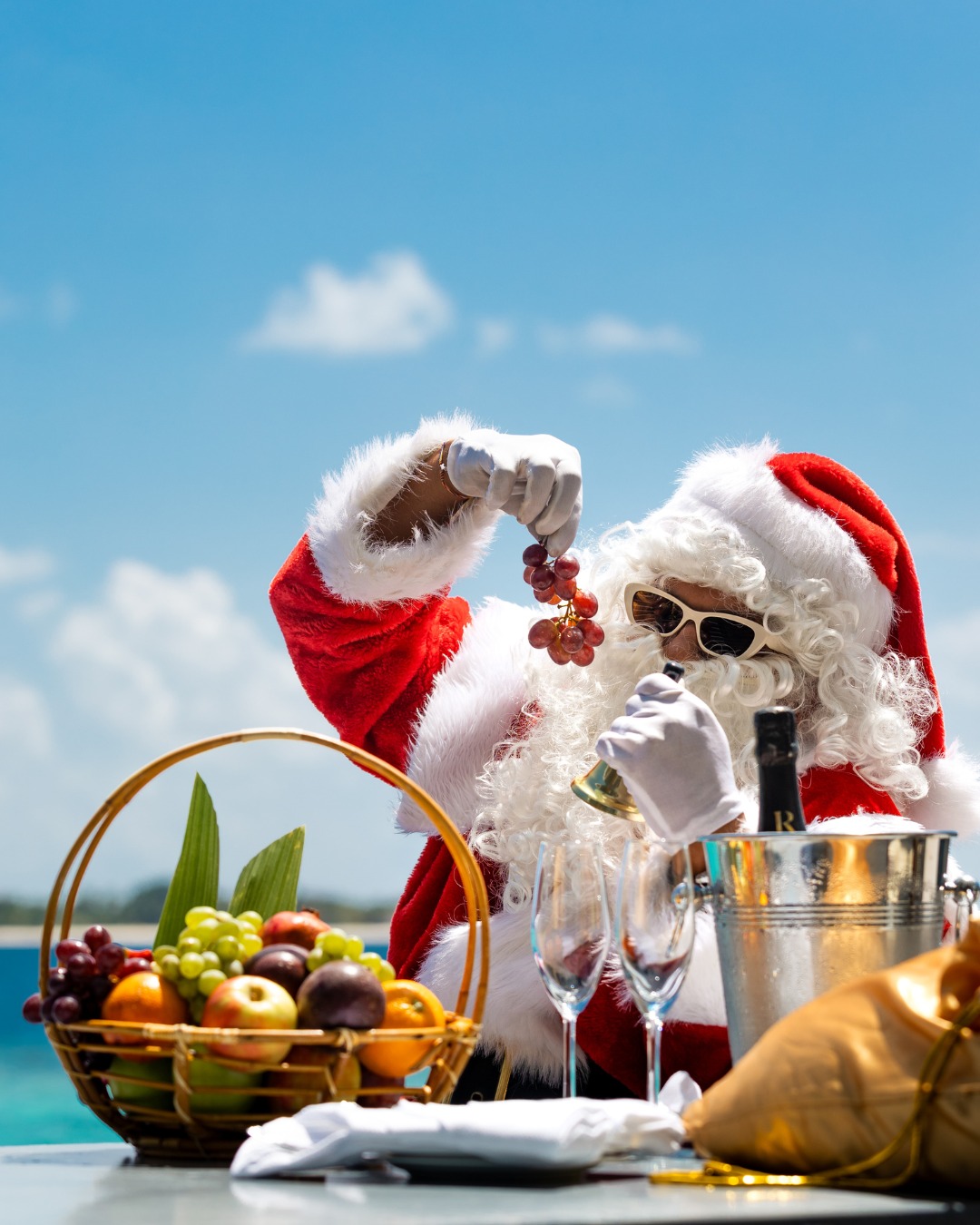 Le Père Noël troque les flocons de neige contre le soleil. 🏝️ Une petite escapade tropicale, une villa bien à lui, et plein de fruits frais pour garder l'esprit des fêtes. On dirait que le Père Noël sait où trouver la magie.