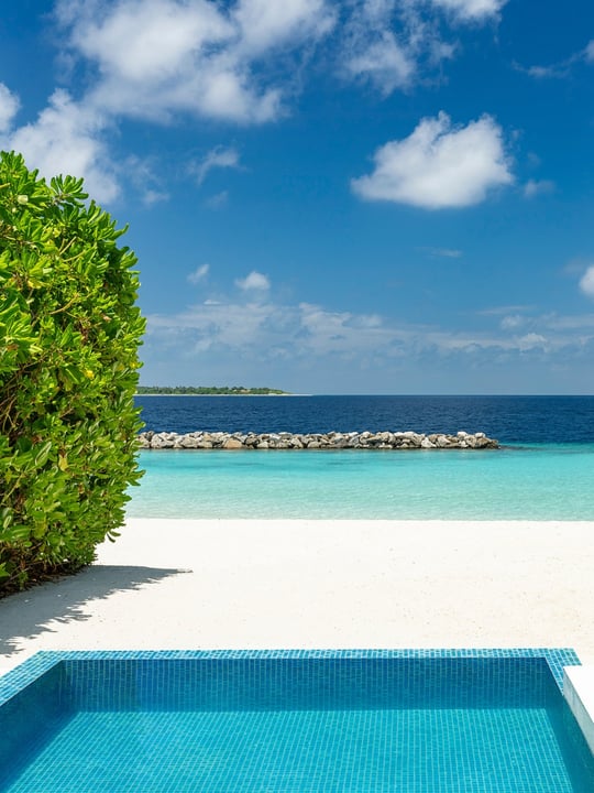 Foto di Niva Dhigali Maldives del 13 settembre 2026. Potrebbe essere un'immagine di orizzonte, piscina, cabana e testo.