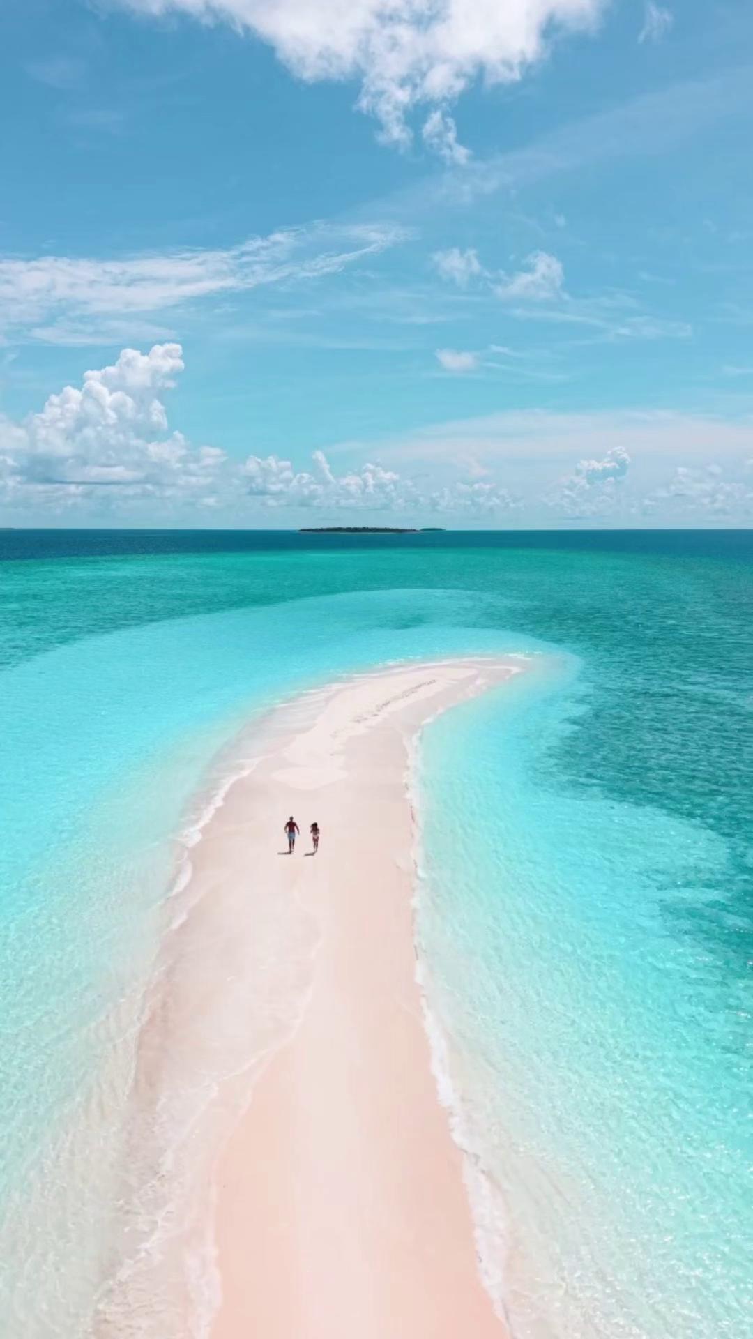 La preuve qu'il suffit parfois d'un coin de sable blanc, d'un océan de bleu, et d'aucun autre endroit où être. 😊 Niva Dhigali, vous rendez le sourire bien facile. Êtes-vous d'accord ? 

#NivaDhigali #MaldivesReso