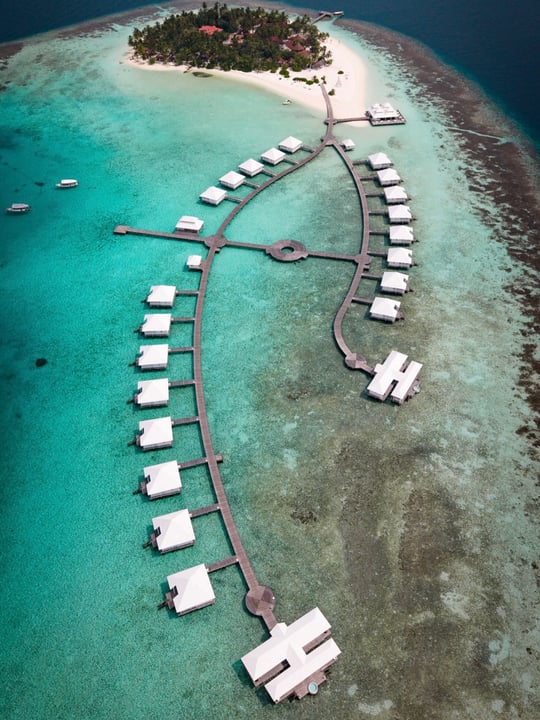 Nothing is more mesmerizing than the views from above at Diamonds Athuruga. From endless shades of turquoise to the delicate line where reef meets ocean, every moment reveals the true beauty of the Ma