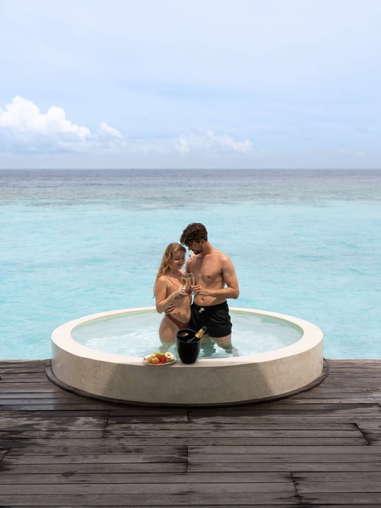 Foto von Diamonds Athuruga vom 21. Juni 2026. Könnte ein Bild von Schwimmen, sich küssenden Menschen, Ozean, Pool und Text sein.