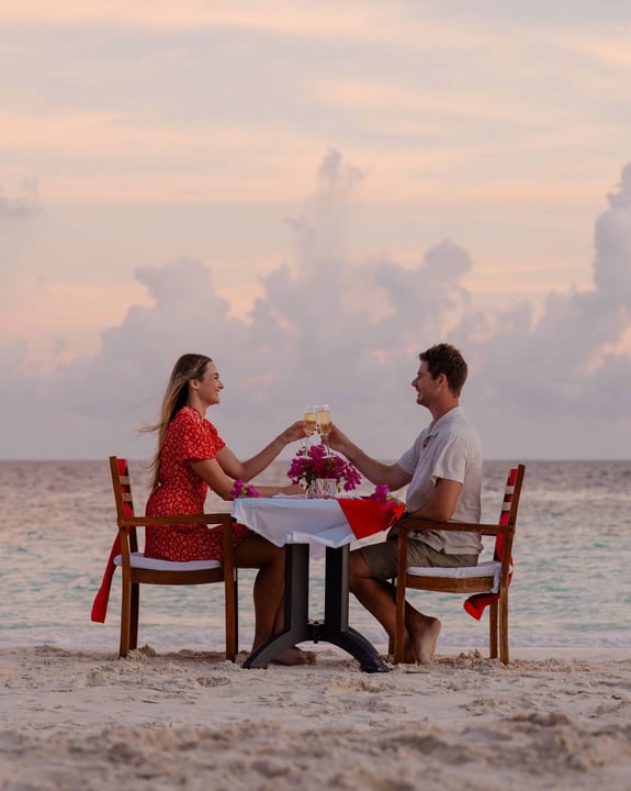 Foto von Diamonds Athuruga in Diamonds Athuruga Beach and Water Villas. Könnte ein Bild von einer oder mehreren Personen, sich küssenden Menschen, Strand und Text sein.