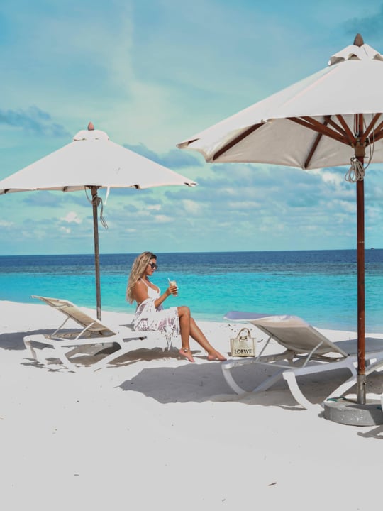 Foto von Diamonds Athuruga in Diamonds Athuruga Beach and Water Villas. Könnte ein Bild von Liegestuhl, Sonnenschirm, Strand, Pool, Ozean, Cabana und Text sein.