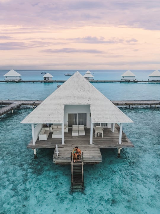 Foto von Diamonds Athuruga in Diamonds Athuruga Beach and Water Villas. Könnte ein Bild von Dämmerung, Cabana und Text sein.