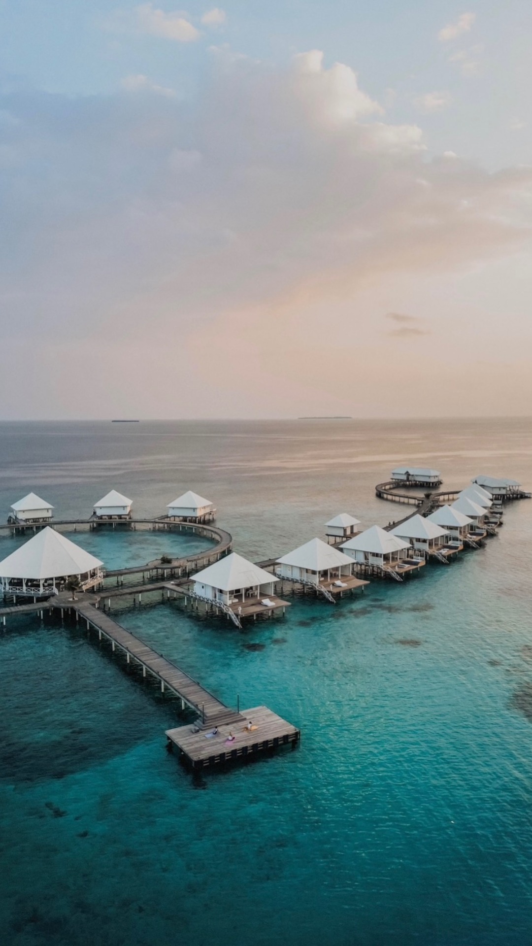Barefoot on the sand… or straight into the water from your villa?

At @diamonds_thudufushi, everything revolves around simple luxury, the kind you simply experience.

Overwater villas, white sandy bea