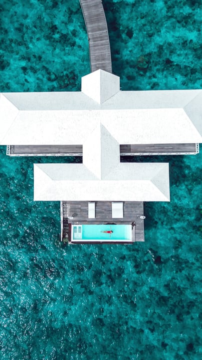 Manchmal braucht man einfach einen Nachmittag, an dem man völlig abschaltet. Reine Stille, eine warme Brise, und der Blick auf das Riff vom Rand des Pools aus. Es ist ein kompletter Neustart.

#DiamondsThudufushi
#maldi