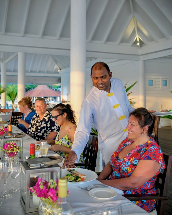 Foto von Diamonds Thudufushi in Diamonds Thudufushi Beach and Water Villas. Könnte ein Bild von Hochzeit, Buffet und Text sein.