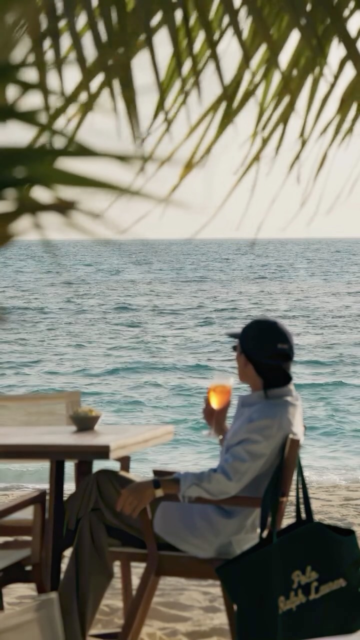 As the sun sets over Diamonds Thudufushi, unwind with
your favourite drink in hand and let the colours of the
evening set the mood for another perfect island moment.

#DiamondsThudufushi #Maldives #Su