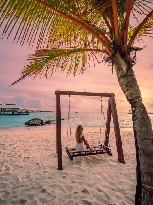 Foto von Diamonds Thudufushi in Diamonds Thudufushi Beach and Water Villas. Zeigt möglicherweise eine Hängematte, einen Liegestuhl, eine Chaiselongue, Wasser, eine Cabana, Palmen und Text.