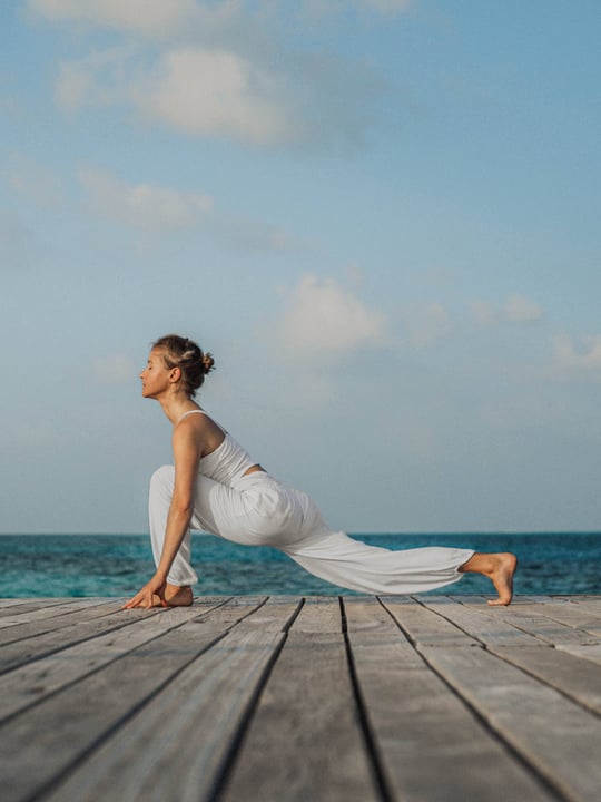 Foto von Diamonds Thudufushi vom 19. August 2026. Zeigt möglicherweise eine oder mehrere Personen, Personen beim Yoga und Text.