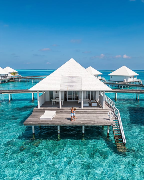 Foto di Diamonds Thudufushi a Diamonds Thudufushi Beach and Water Villas. Potrebbe essere un'immagine di cabana e testo.