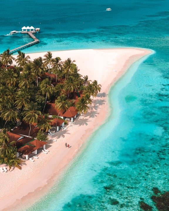 Vu d'en haut, on dirait une peinture. De près, on dirait un rêve. Du sable blanc et doux, des nuances de bleu à l'infini, et une plage faite pour flâner main dans la main à Thudufushi. 🤍🌊

#DiamondsThudufushi #Th