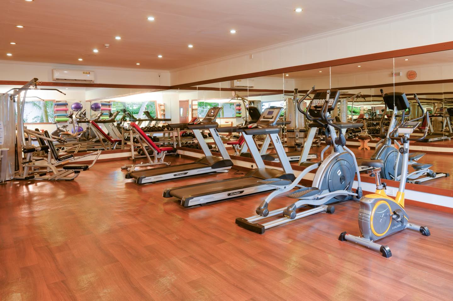 Photo by ＤＲＥＡＭＬＡＮＤ on July 12, 2026. May be an image of treadmill, dumbbell and text.