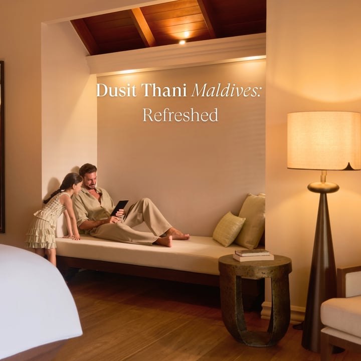 Foto von Dusit Thani Maldives vom 06. Juli 2026. Könnte ein Bild von Schlafzimmer und Text sein, der besagt: „Dusit Thani Thani Maldives: Refreshed“.