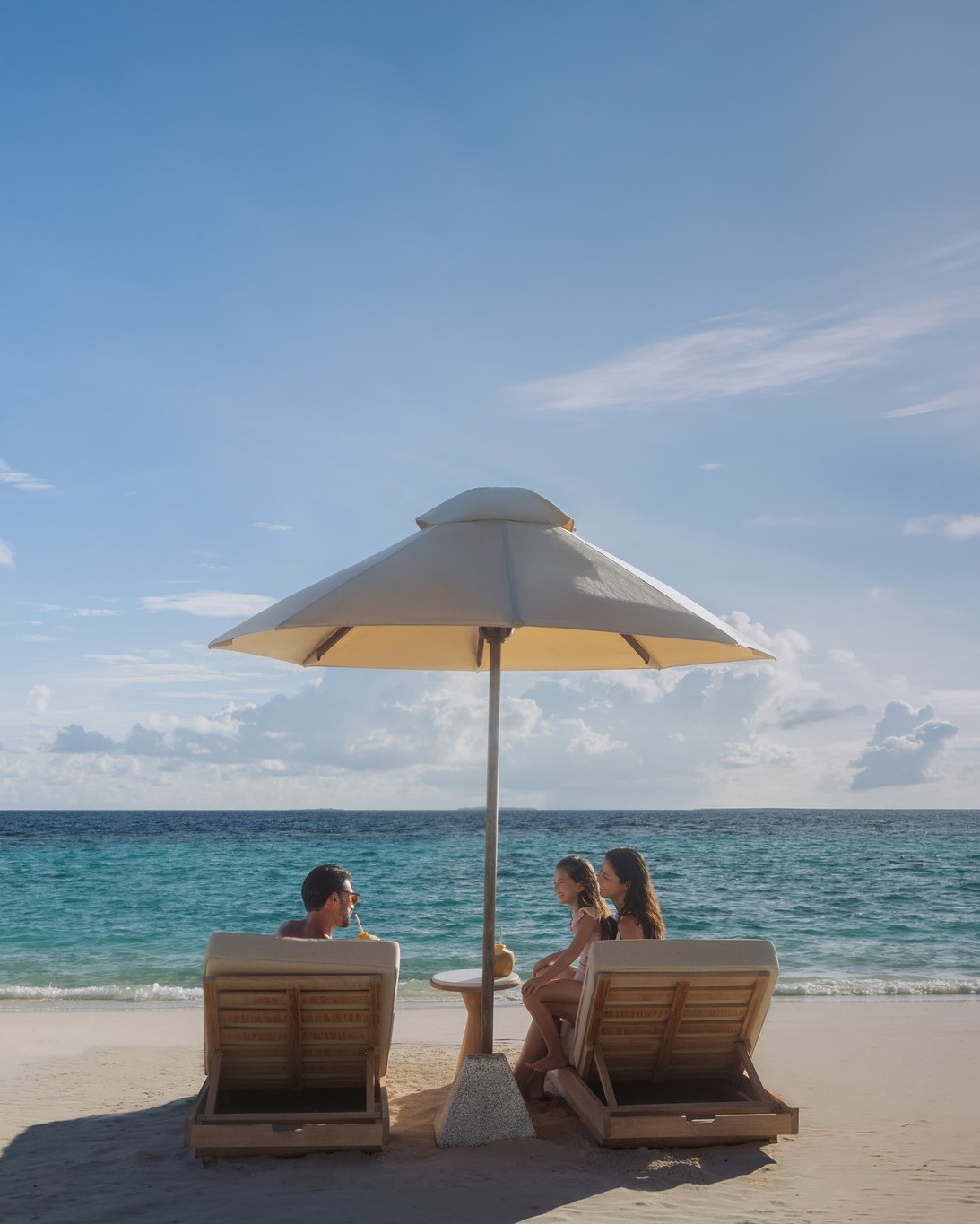 Foto von Dusit Thani Maldives vom 03. September 2026. Könnte ein Bild von einer oder mehreren Personen, Sonnenschirm, Liegestuhl, Strand, Wasser, Cabana und Text sein.