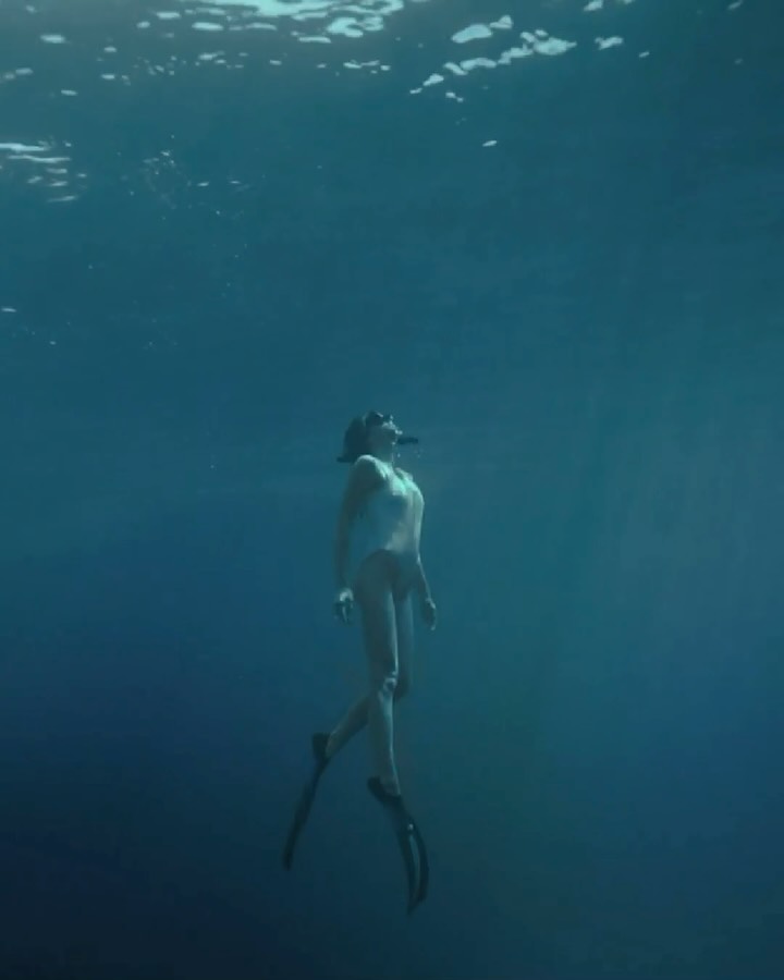 Il corpo si sveglia prima del sole.

La giornata si apre con il movimento — una nuotata tra i giardini di corallo, yoga sospeso sull'acqua immobile, una partita mattutina in campo con l'orizzonte come testimone.

Poi arriva il t