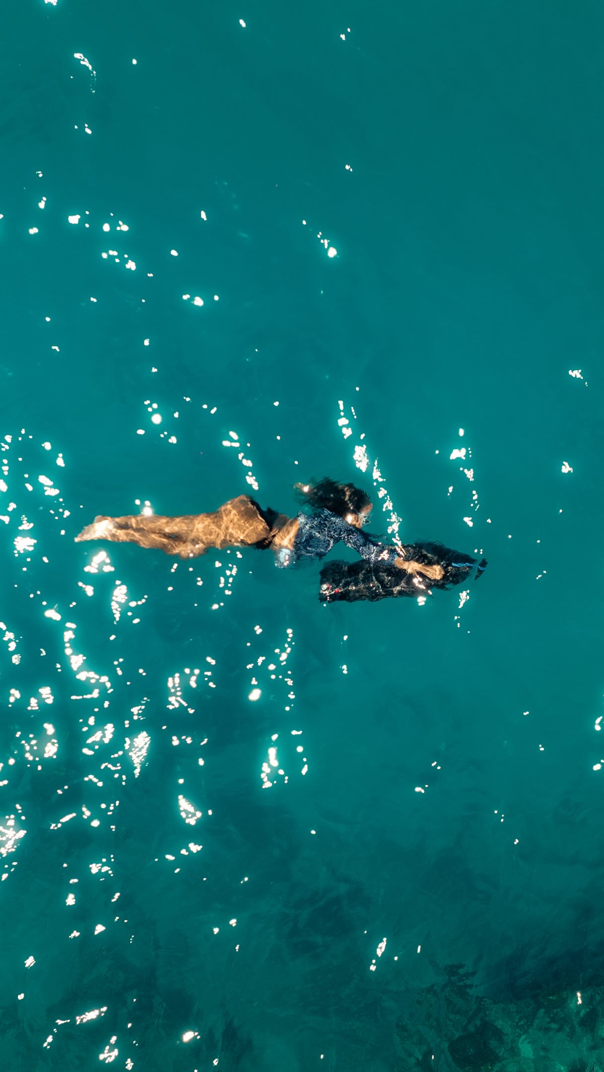 Cavalca il blu. 🌊⚡​
​
Avventurati in laguna su un sea scooter ed esplora le acque
insieme, trasformando una semplice avventura in mare in un ricordo condiviso dell'isola.​
​
Pianifica la tua avventura in mare: Link in bio.​
​
#