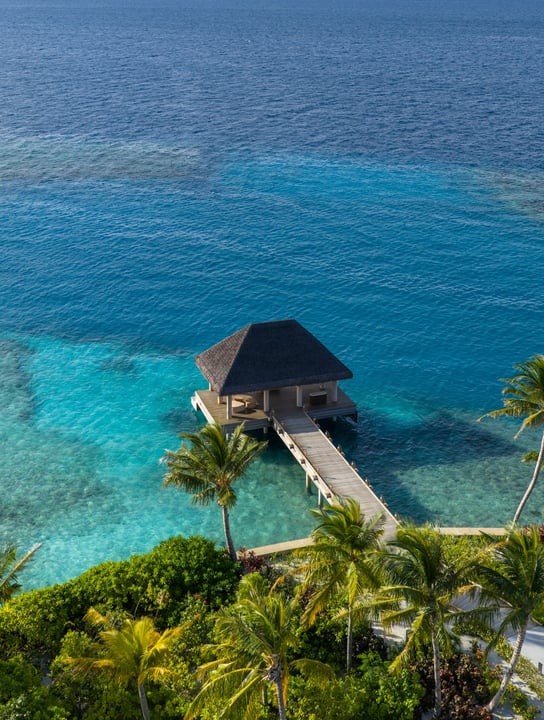 Foto di dusitD2 Feydhoo Maldives del 19 settembre 2026. Potrebbe essere un'immagine di specchio d'acqua, cabana e testo.