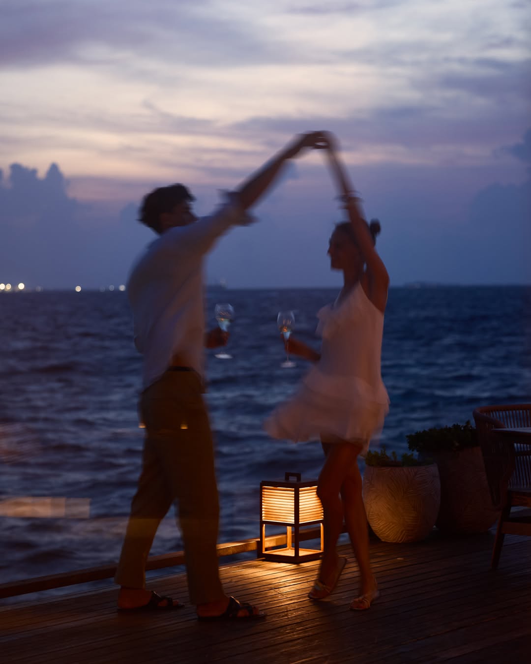 Sonnenuntergang schmeckt besser über dem Wasser. 🥂🌅​
​
Hoch über der Lagune gelegen, bereitet BŌ die Kulisse für einen 
unvergesslichen Abend, am besten genossen mit Champagner zum Sonnenuntergang 
und einem Dinner umgeben von endlosem Meerblick