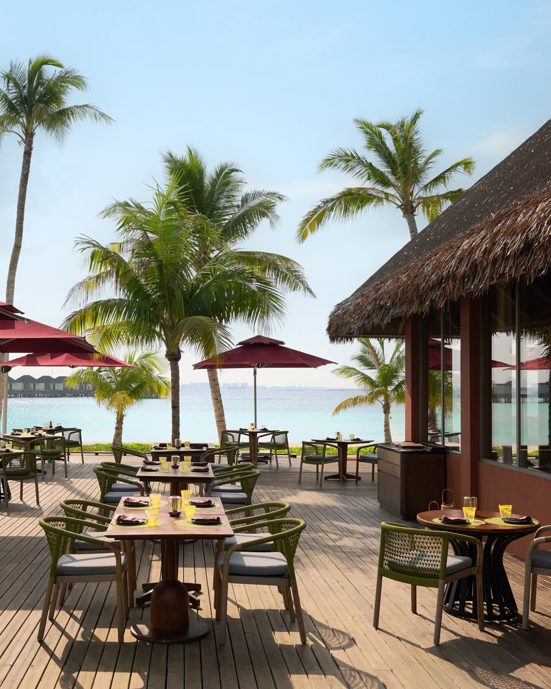 Quand les saveurs thaïes audacieuses rencontrent un dîner en bord de plage, au gré de la brise. 🌿🍜​
​
Partagez des currys parfumés et des spécialités thaïes grillées à même le rivage. SOI apporte l'énergie vibrante de la Thaïlande aux repas en famille en plein air