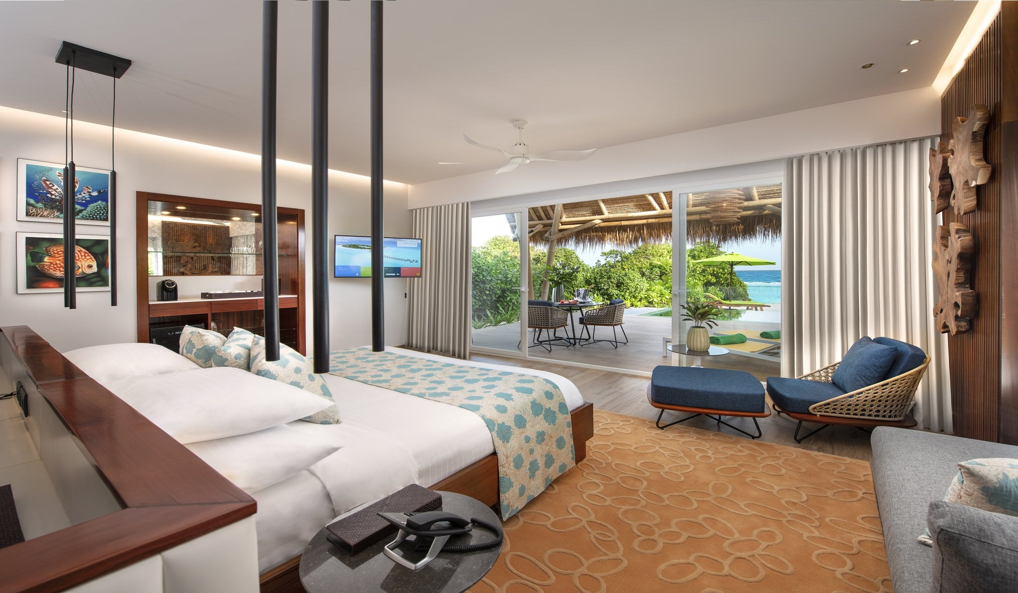 Blick ins Schlafzimmer im Emerald Maldives Resort & Spa