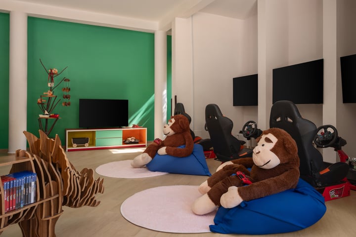 Foto von Emerald Maldives Resort & Spa im Emerald Maldives Resort & Spa mit @leadinghotelsoftheworld und @emerald_collection_resorts. Könnte eine Zeichnung von Spielzeug, Sessel, Sitzsack, Wohnzimmer sein.