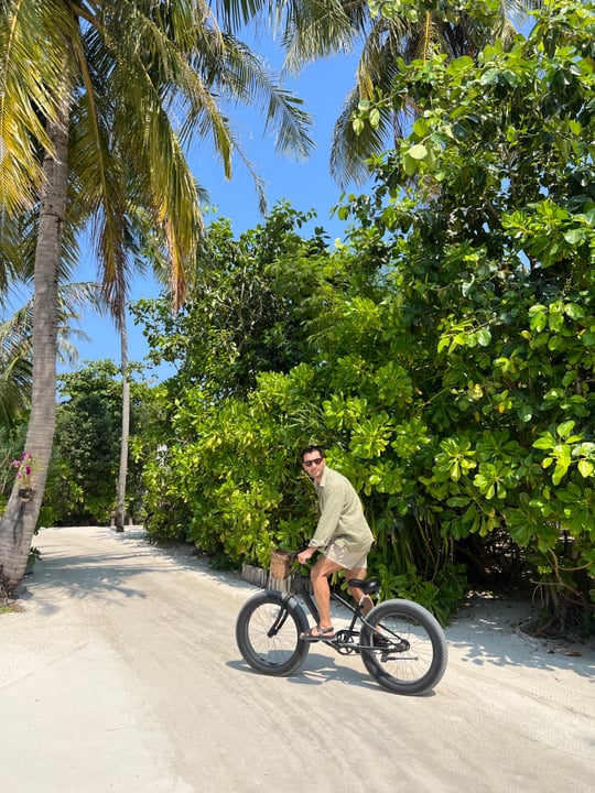 Von Emerald Maldives Resort & Spa geteiltes Foto vom 01. Juli 2026, verlinkt mit @leadinghotelsoftheworld und @emerald_collection_resorts. Könnte ein Bild von Fahrrad, Roller und Text sein.