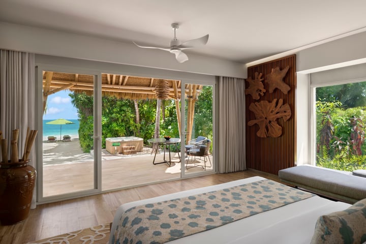 Foto von Emerald Maldives Resort & Spa im Emerald Maldives Resort & Spa mit @leadinghotelsoftheworld und @emerald_collection_resorts. Könnte ein Bild von Bett, Schlafzimmer, Cabana und Text sein.
