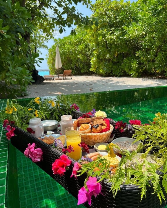 Foto von Emerald Maldives Resort & Spa in Emerald Maldives Resort & Spa mit @leadinghotelsoftheworld und @emerald_collection_resorts. Könnte ein Bild von Cabana und Text sein.