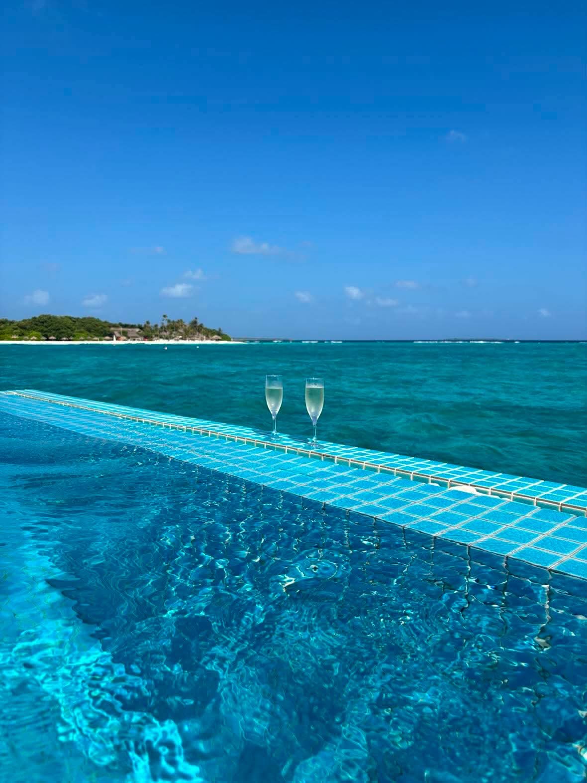 Foto von Emerald Maldives Resort & Spa im Emerald Maldives Resort & Spa mit @leadinghotelsoftheworld und @emerald_collection_resorts. Könnte ein Bild von Schwimmen, Horizont, Ozean, Pool, Cabana und Text sein.